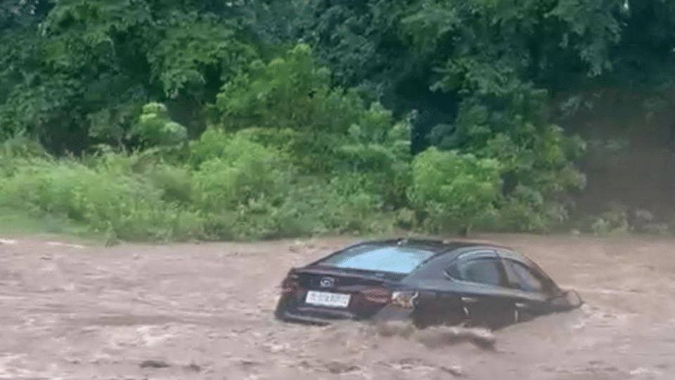 Uttarakhand Weather: Delhi tourist car swept in overflow Drain in ramnagar nainital photos