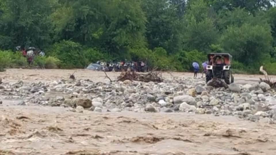 Uttarakhand Weather: Delhi tourist car swept in overflow Drain in ramnagar nainital photos
