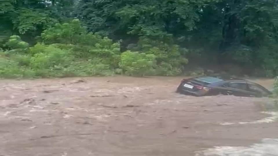Uttarakhand Weather: Delhi tourist car swept in overflow Drain in ramnagar nainital photos