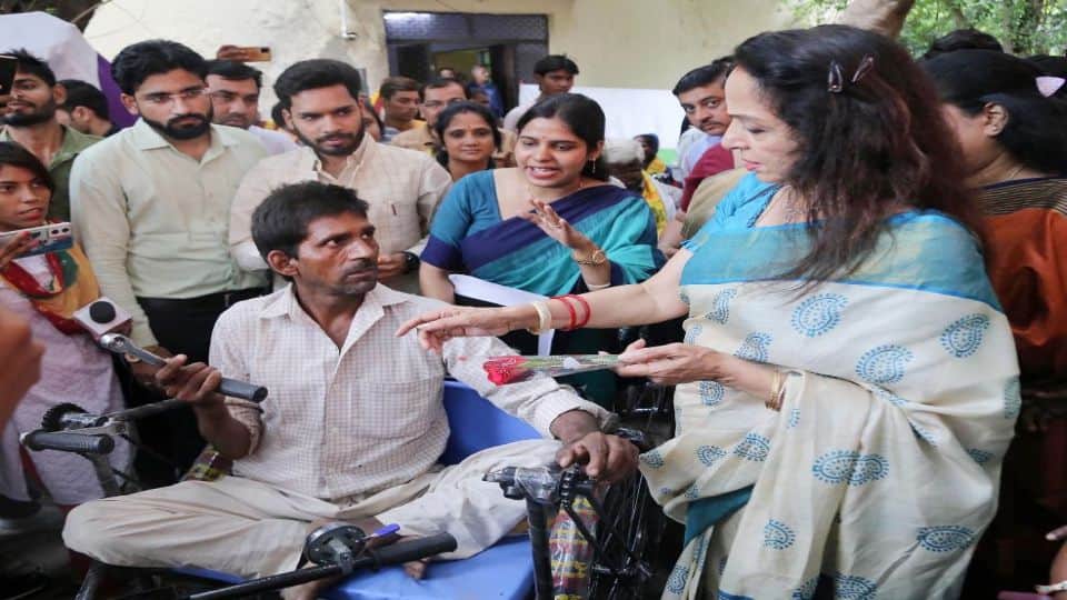 Hema Malini tricycles distributed to the Divyangs without air in the tires in Mathura