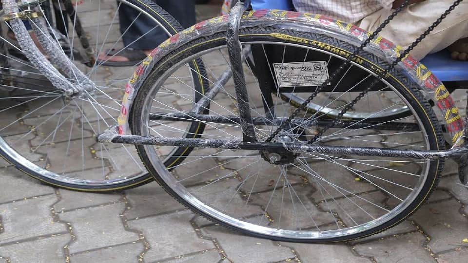 Hema Malini tricycles distributed to the Divyangs without air in the tires in Mathura