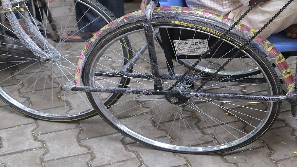 Hema Malini tricycles distributed to the Divyangs without air in the tires in Mathura