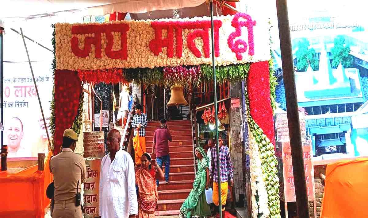 Navratri 2022 Maa Vindhyavasini temple vindhyachal decorated with foreign flowers see in photos