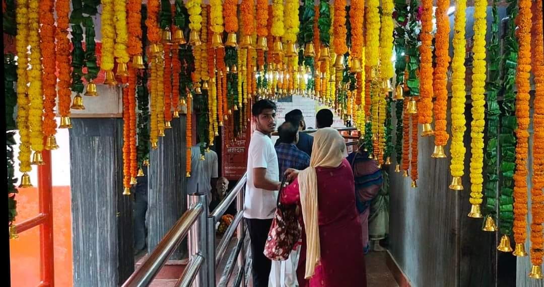 Navratri 2022 Maa Vindhyavasini temple vindhyachal decorated with foreign flowers see in photos