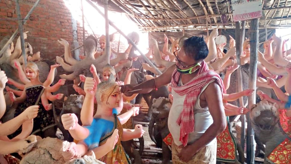Shardiya Navratri Even after being paralyzed sculptors of Calcutta are making idols in Damoh