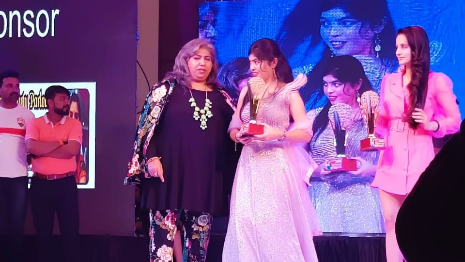 Tendukheda's two daughters honored by Bollywood actress Ameesha Patel