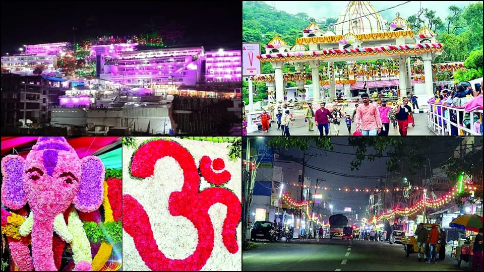 Mata Vaishno Bhavan decorated with exotic flowers, Katra Navratri festival begins