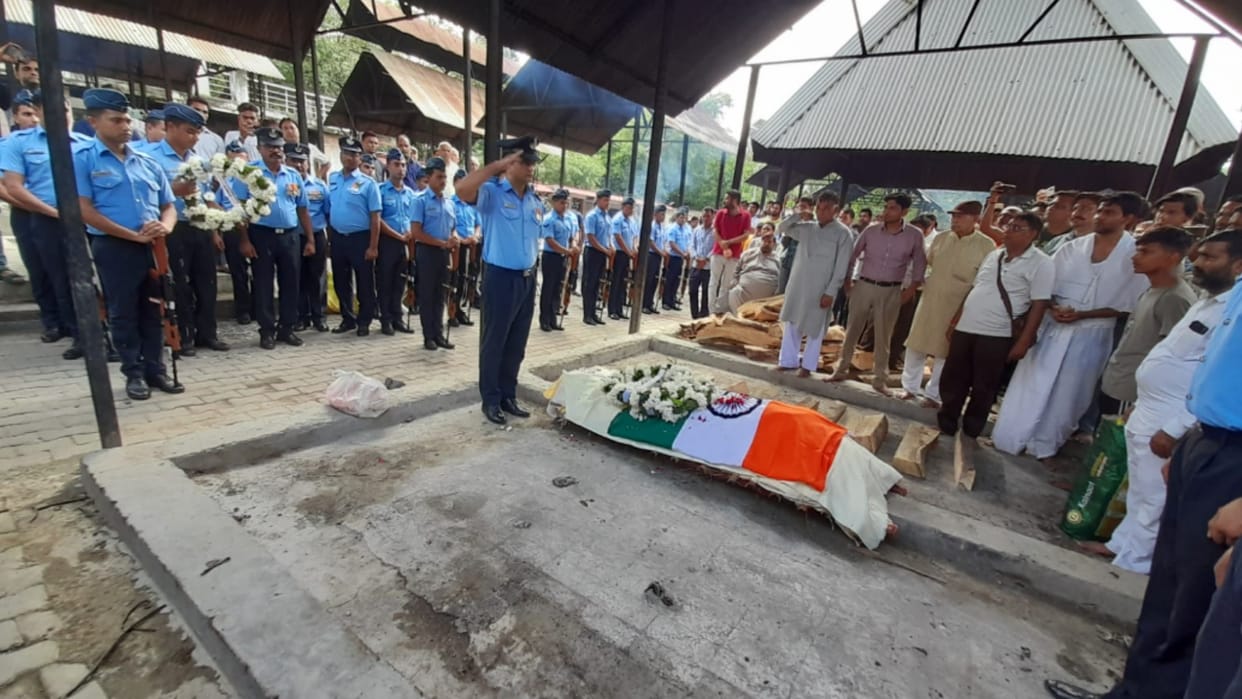 Meerut: warrant officer death in accident who had Served during the Kargil war, city gathered to bid farewell