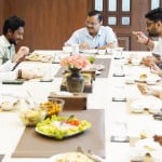 Gujrat Election: गुजरात से आए हर्ष सोलंकी के परिवार के साथ भोजन करते सीएम अरविंद केजरीवाल