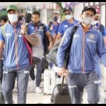 भारतीय टीम एयरपोर्ट से बाहर निकलते हुए