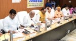 कलेक्ट्रेट सभागार में विकास कार्यों एवं कानून व्यवस्था की समीक्षा करते उपमुख्यमंत्री ब्रजेश प?