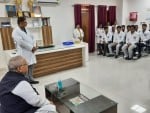 राजस्थान के राज्यपाल कलराज मिश्र ने मेडिकल कॉलेज के छात्रों से किया किया बातचीत ।संवाद