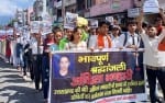 टनकपुर में जुलूस निकालते महाविद्यायलय के छात्र-छात्राएं। संवाद