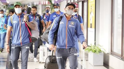 भारतीय टीम एयरपोर्ट से बाहर निकलते हुए
