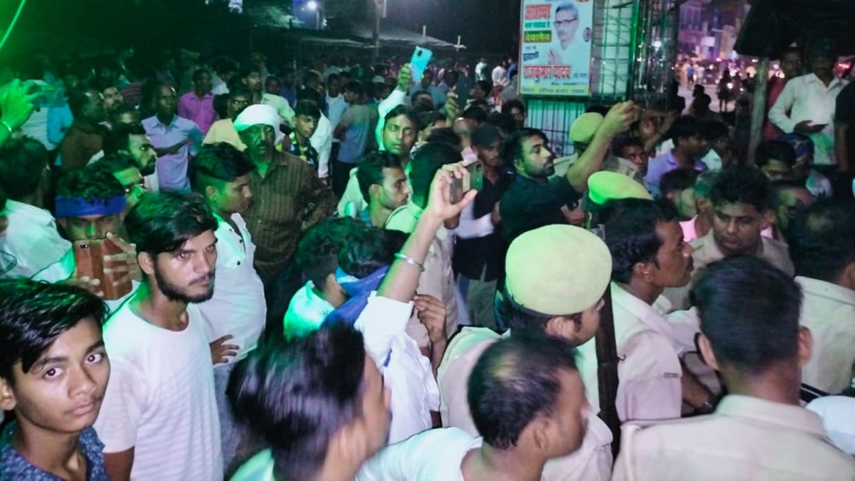 Protesters set ablaze police jeep pelted stone at police after student died by teachers punishment