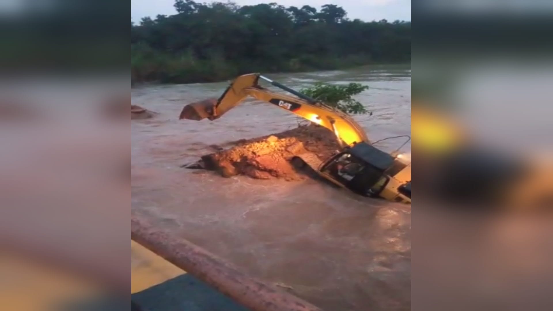 Muzaffarnagar: British era bridge collapsed, JCB fell in Gangnahar, driver saved