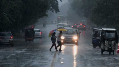 Weather Update: यलो अलर्ट के बीच हिमाचल में भूस्खलन, पंजाब-हरियाणा में तीन दिन बारिश के आसार Chances of rain for three days in Punjab-Haryana