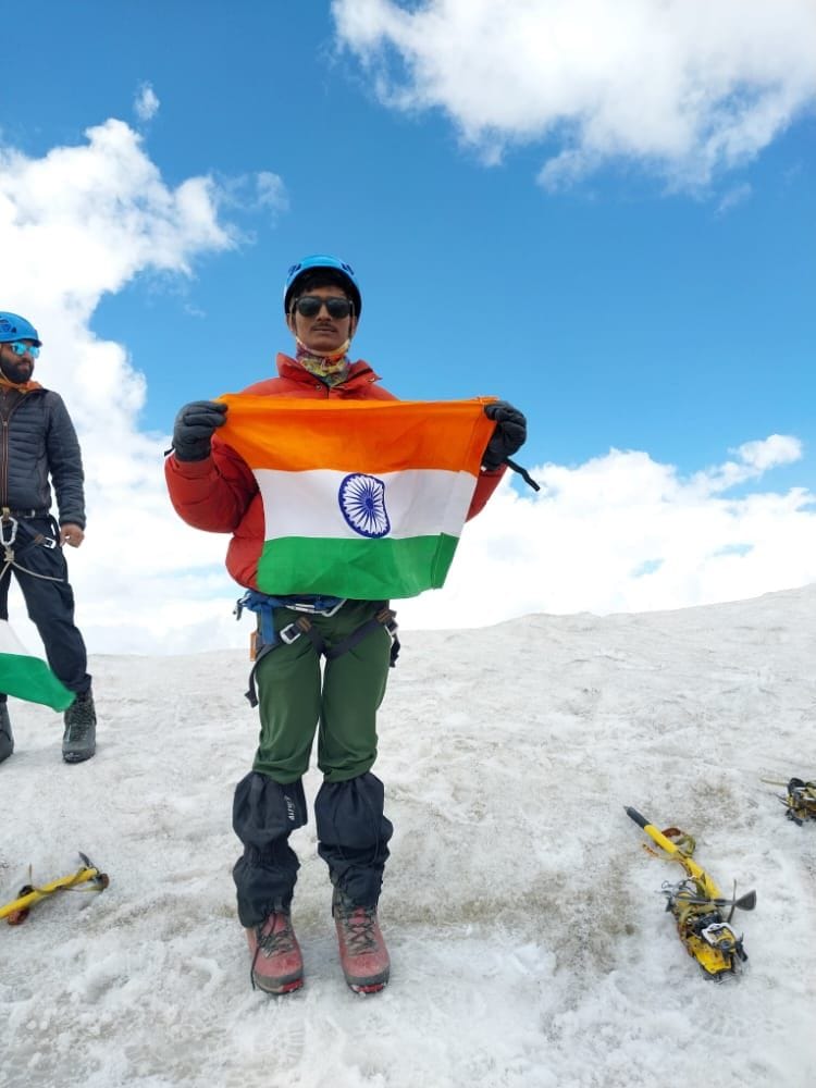 Hardoi, The farmer's son hoisted the tricolor on Mount Machoi