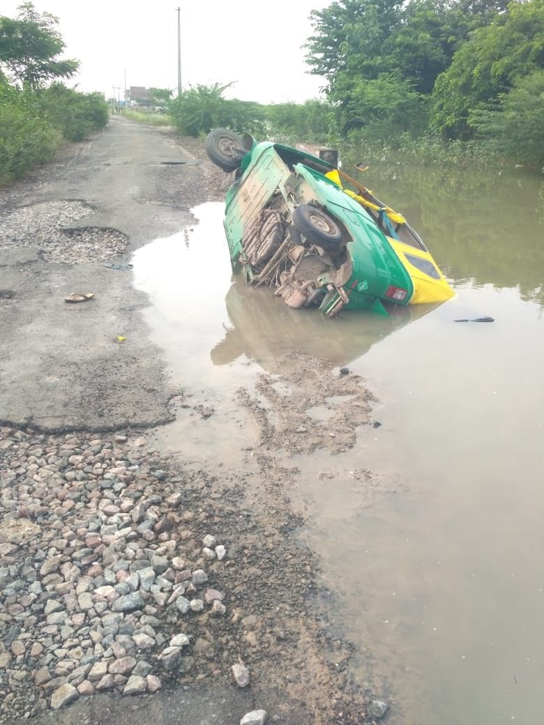 Jalaun: Auto overturns in pit, three injured