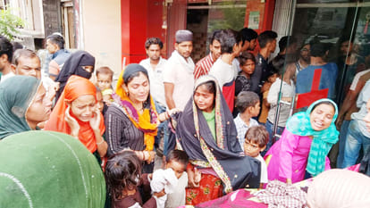 गढ़ में युवक की हत्या के बाद विलाप करते परिजन।