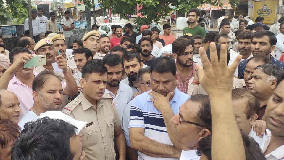 Protest against waterlogging in Bhuna