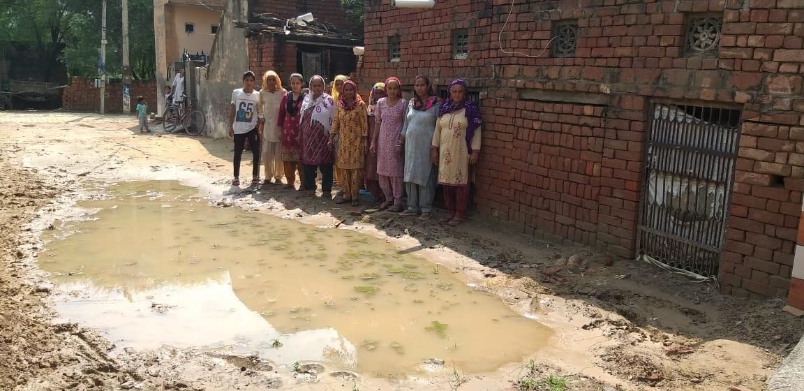 Dirty water flows on road, distressed villagers warn of agitation