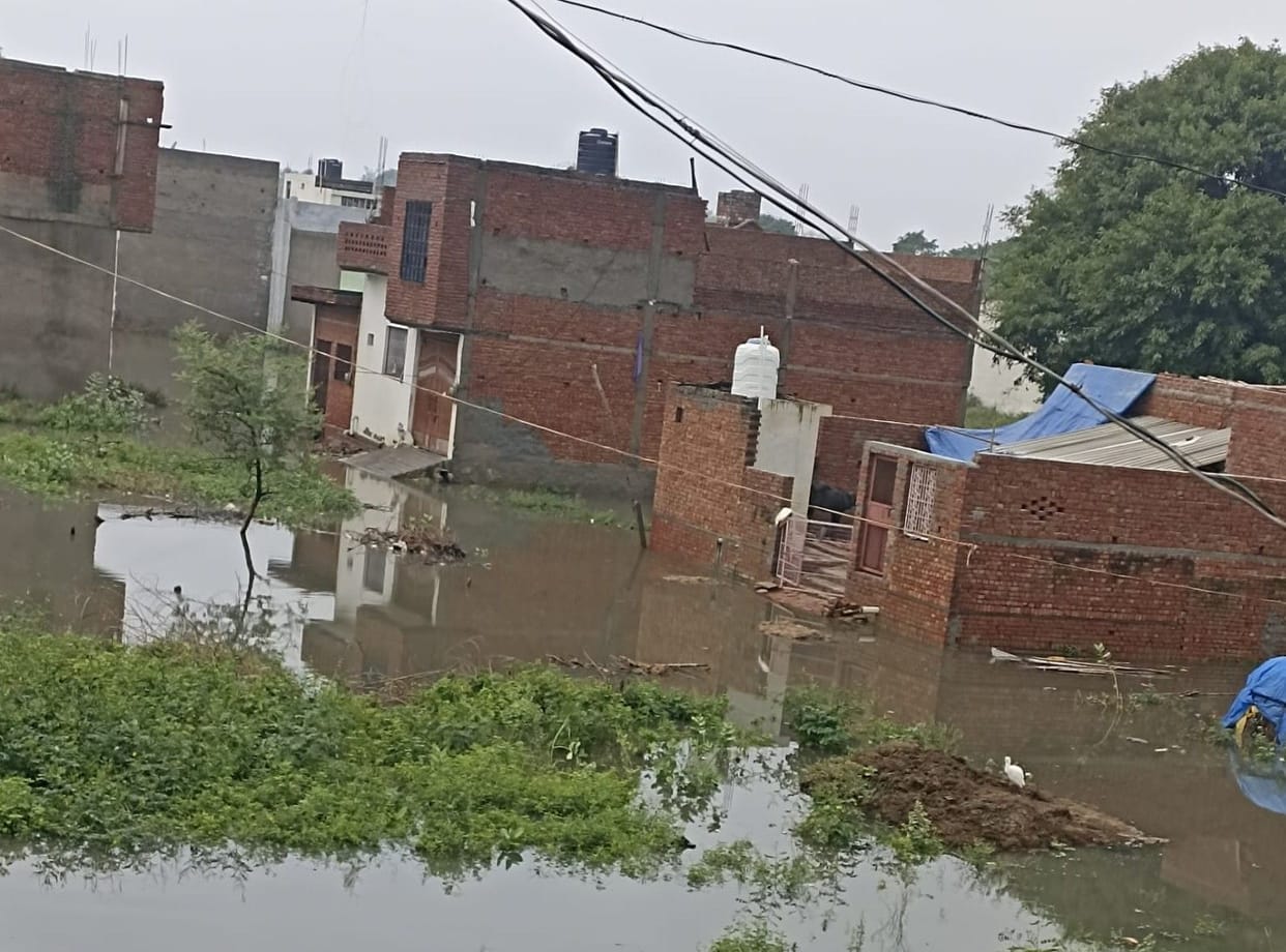 Hathras: Many areas including Nagla Algarji did not get freedom from waterlogging