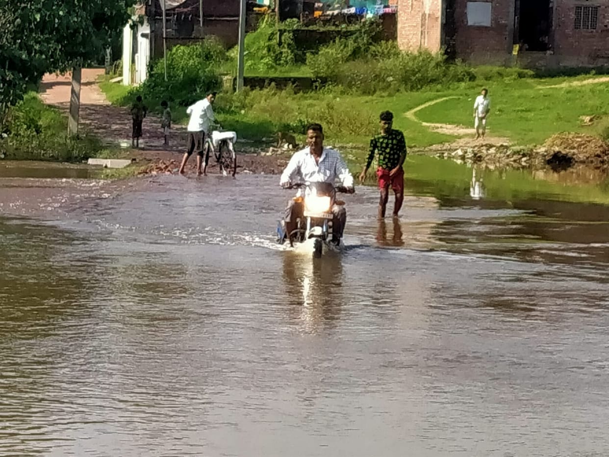 Heavy waterlogging on the approach road of Dhamola village, life in danger