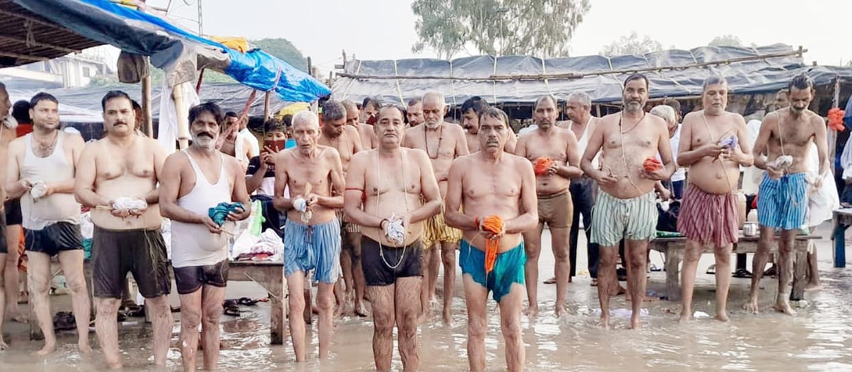 Pitru Paksha immersion: First took a dip of faith, then after worship, bid farewell to ancestors