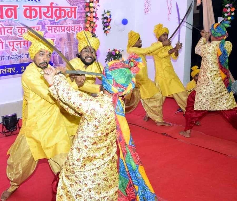 Alha singers of Mahoba performed sword fighting in Prayagraj