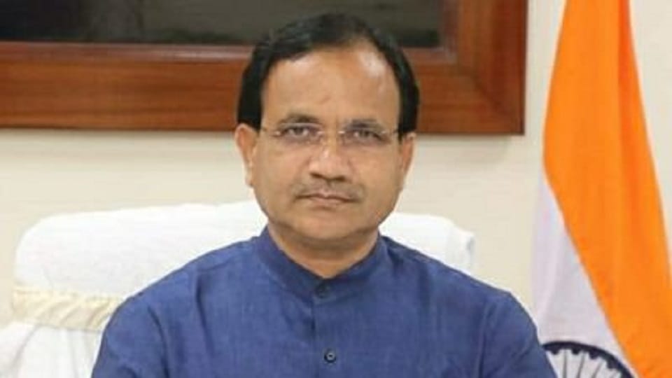 Union Minister said Chhattisgarh government should not politicize the availability of fertilizers