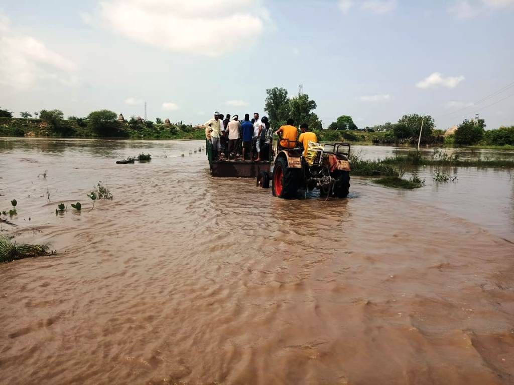 Yamuna in spate due to heavy rain on the mountains