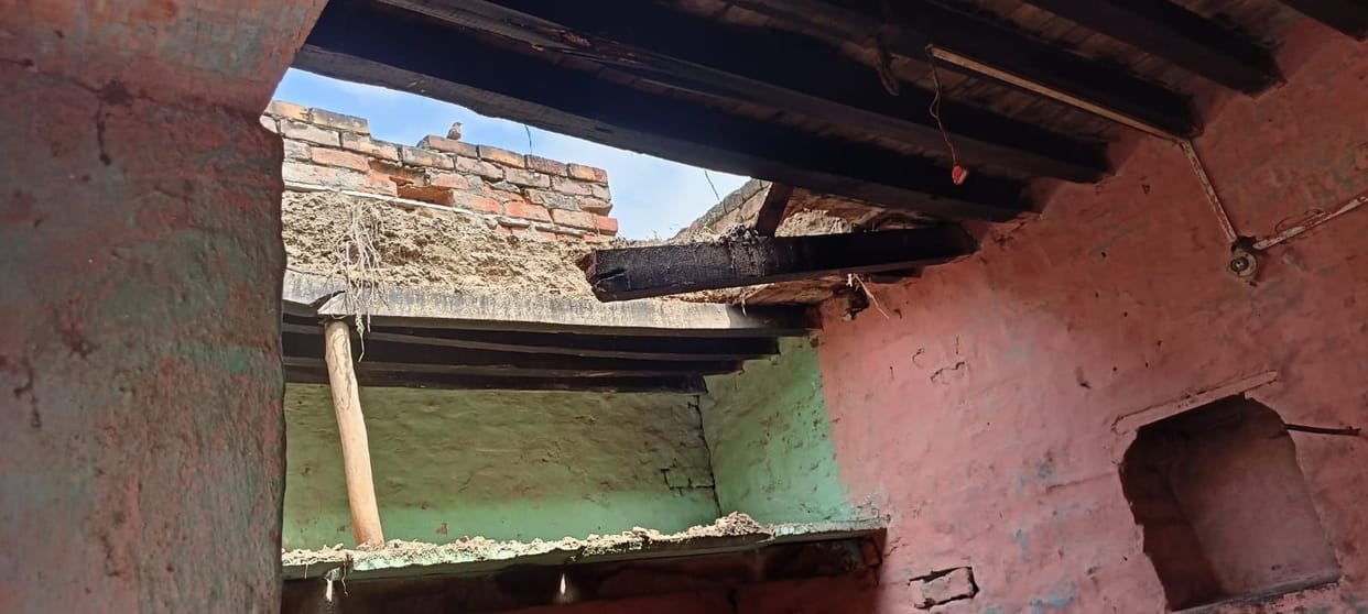 The roof of two houses fell in the rain, family members upset