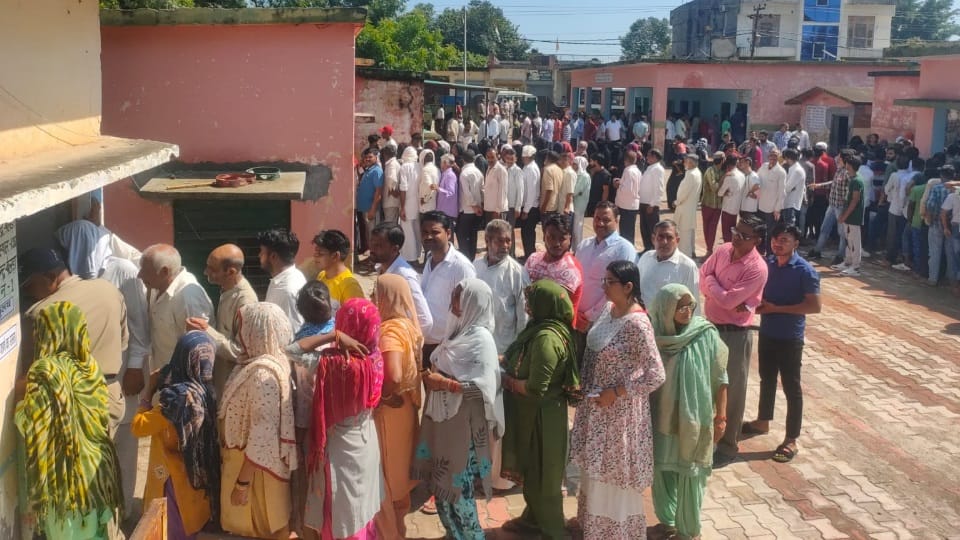 Haridwar Panchayat Chunav 2022: Voters heavy crowd for Voting photos