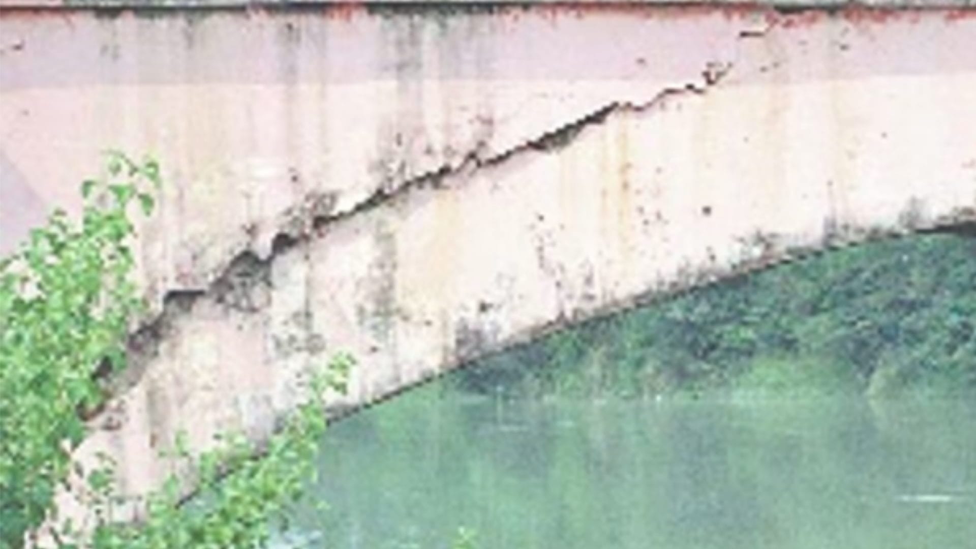 Muzaffarnagar: British era bridge collapsed, JCB fell in Gangnahar, driver saved