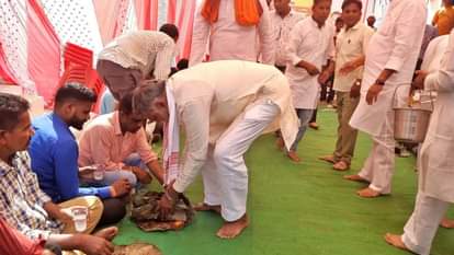 जूठे पत्तल उठाते हुए केंद्रीय मंत्री