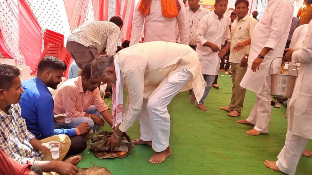 Damoh News Union Minister Prahlad Patel raised the leftover leaves in Samarsata Bhoj