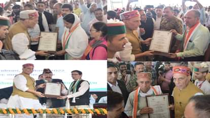 सैन्य बलिदानी परिवार सम्मान समारोह में रक्षा मंत्री राजनाथ सिंह।