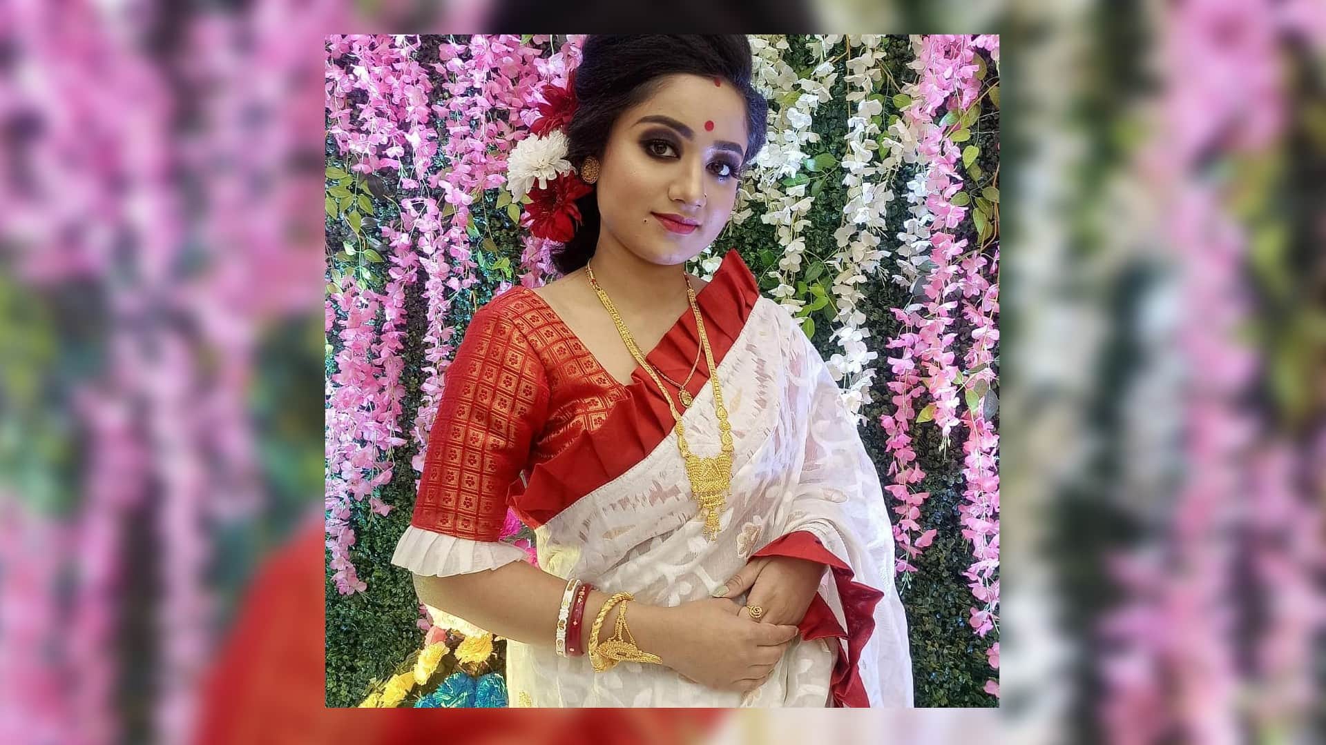 Know Why Do Bengali Women Wear White and Red Saree For Durga Puja and Sindur Khela