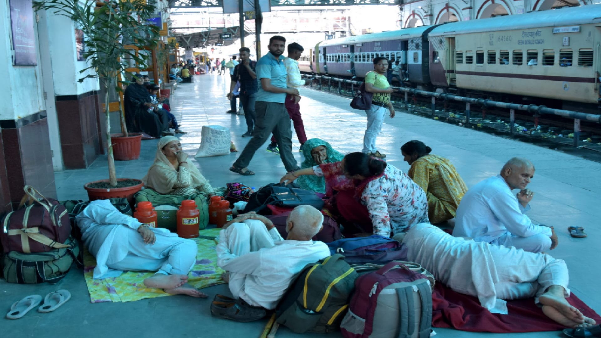 Saharanpur: 17 trains were canceled after rail track was damaged and 25 thousand rupees had to be given back