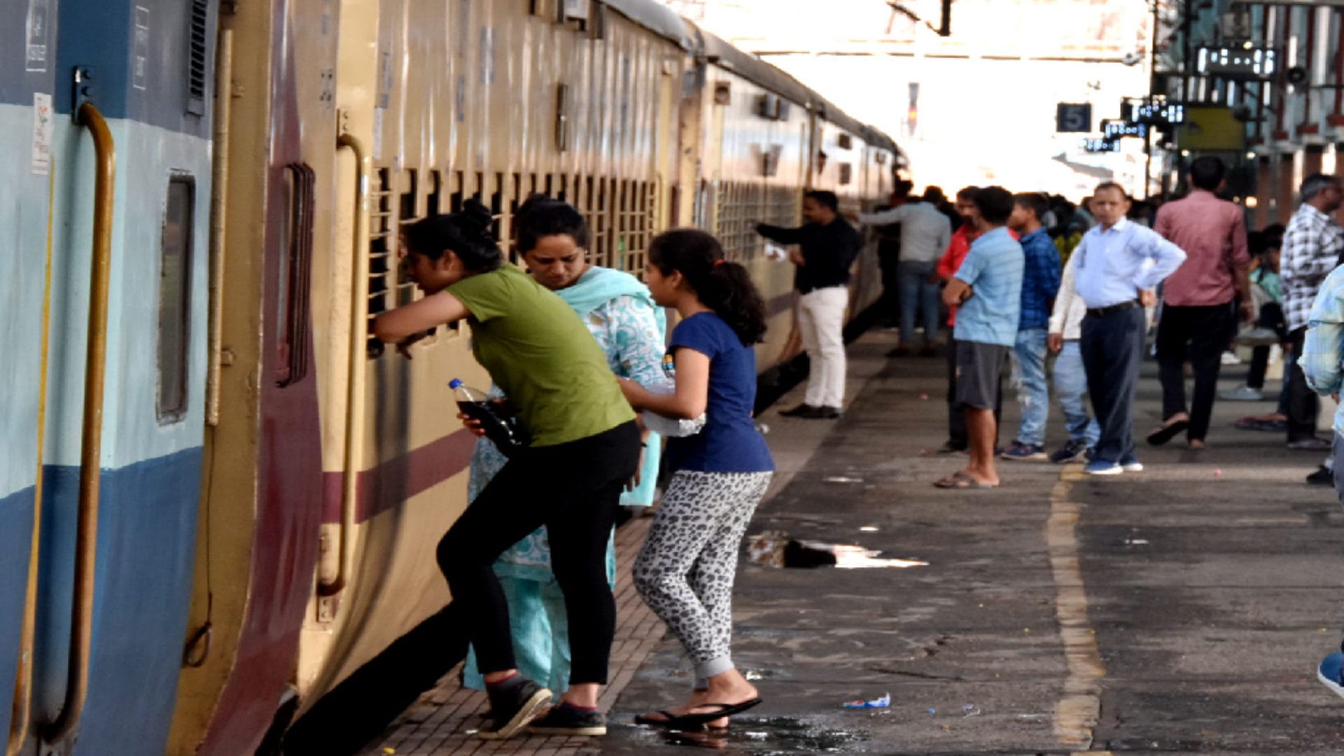 Saharanpur: 17 trains were canceled after rail track was damaged and 25 thousand rupees had to be given back