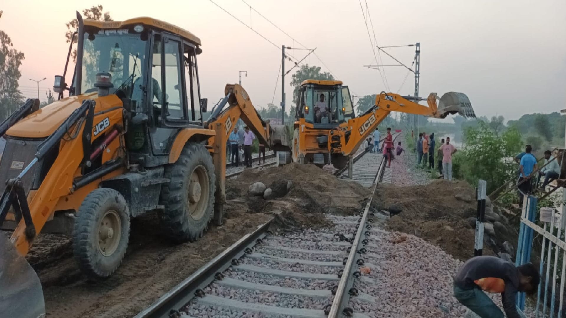 Saharanpur: 17 trains were canceled after rail track was damaged and 25 thousand rupees had to be given back