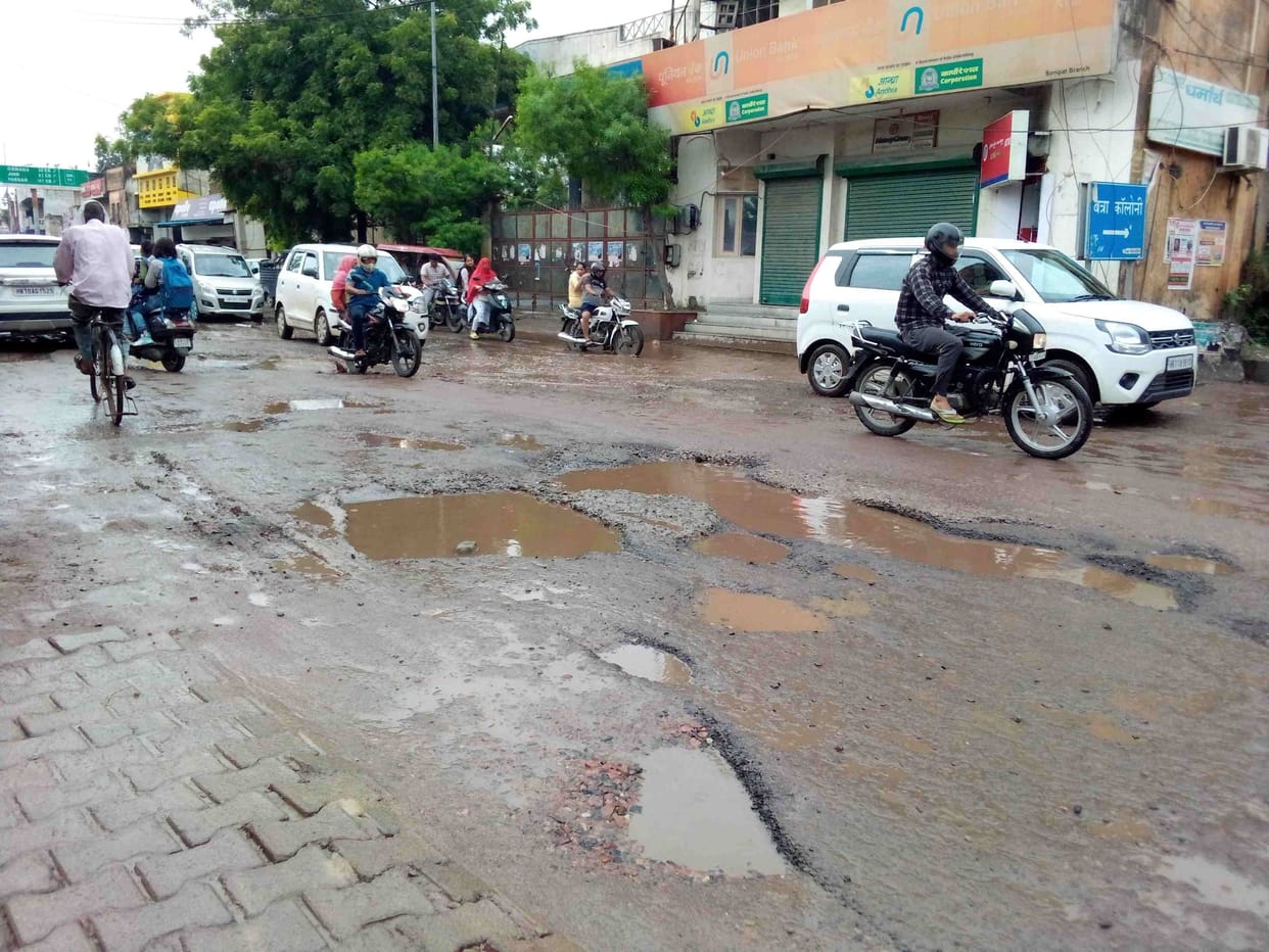 The roads of the city deteriorated due to rain for three days