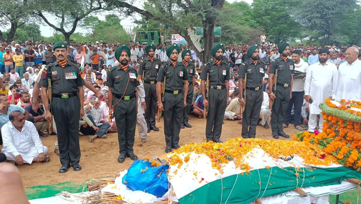 Thousands of people bid farewell to the army soldier with moist eyes