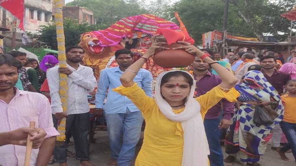 sharadiya navratri 2022 devotees performed worship shailputri mata on first day of navratri in agra