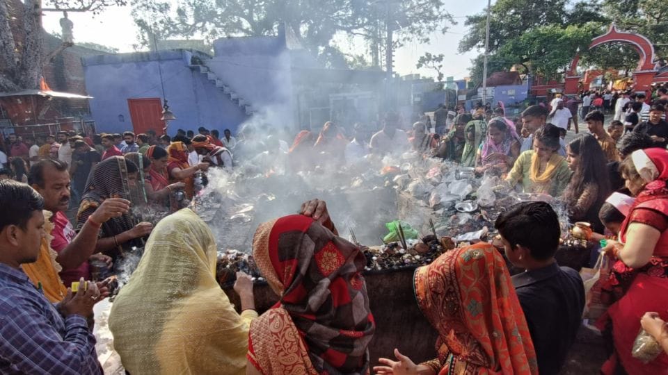 sharadiya navratri 2022 devotees performed worship shailputri mata on first day of navratri in agra