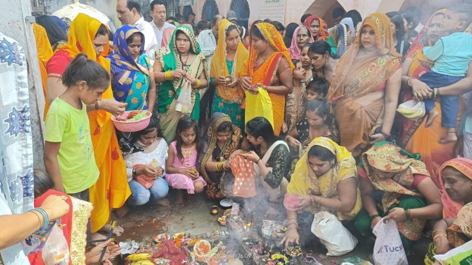 sharadiya navratri 2022 devotees performed worship shailputri mata on first day of navratri in agra
