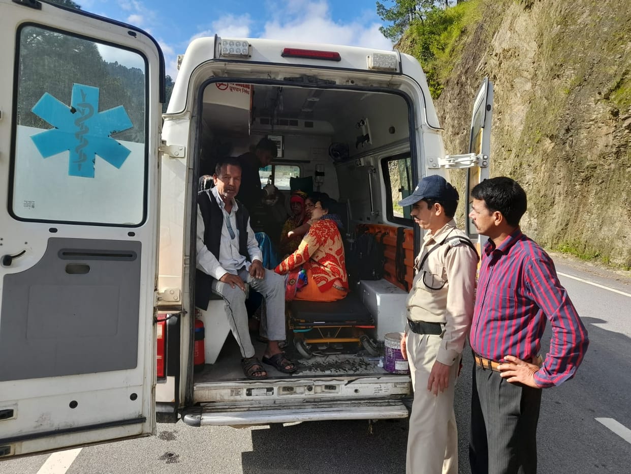 Uttarakhand news: devotees vehicle Accident in champawat six people injured on navratri