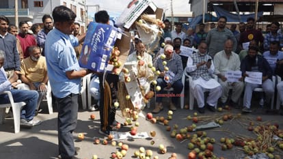 Protests in Kashmir against blocking of trucks laden with apples Jammu-Srinagar highway