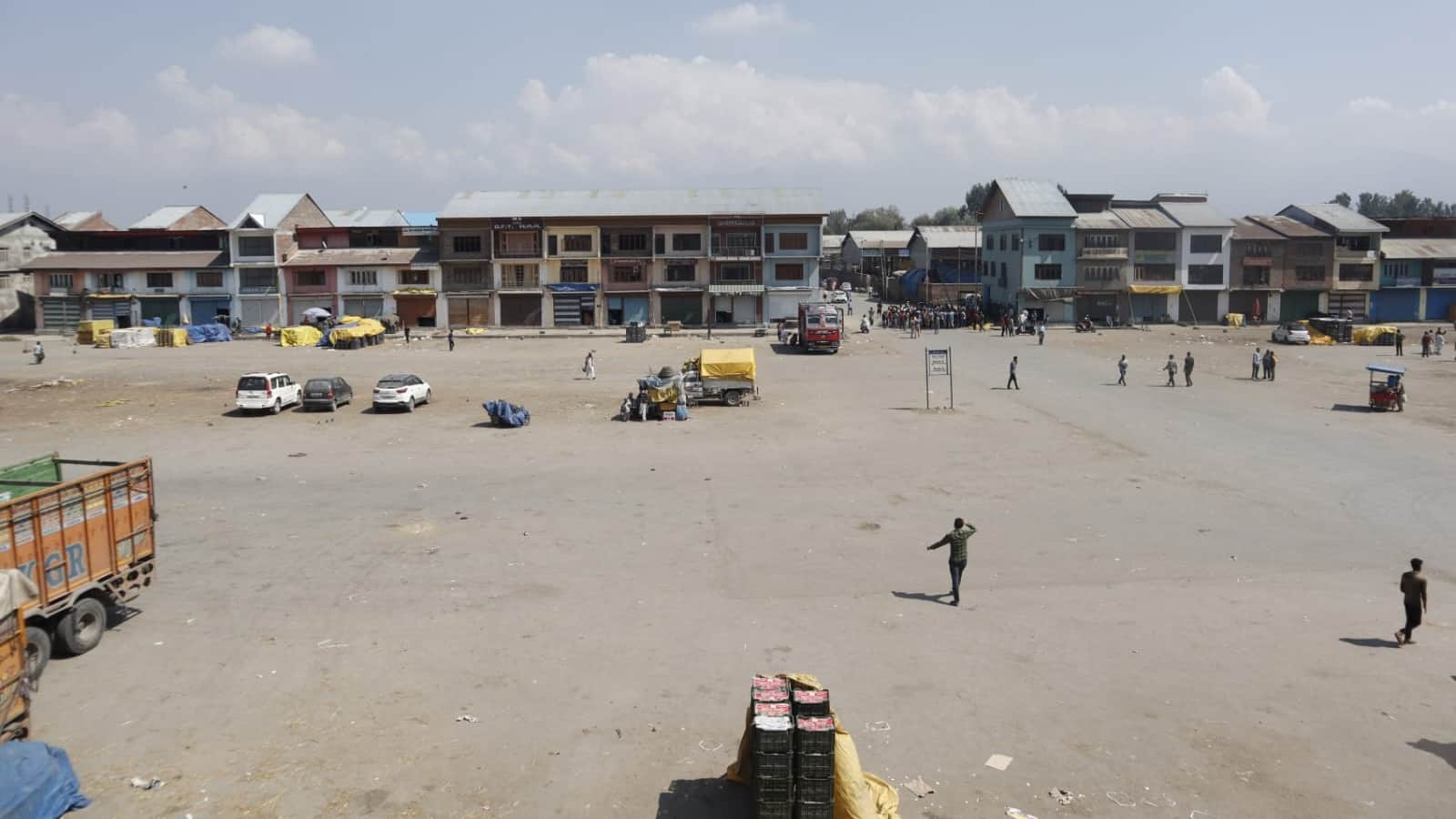 Srinagar Fruit Dealers Protest against halting of trucks on highway